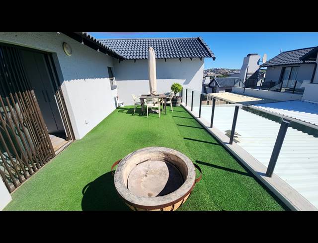 2 BEDROOM TOWNHOUSE FOR SALE IN DIAZ BEACH